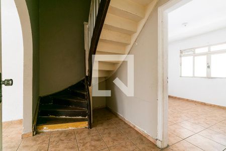 Escadas de casa para alugar com 3 quartos, 200m² em Vila Bertioga, São Paulo