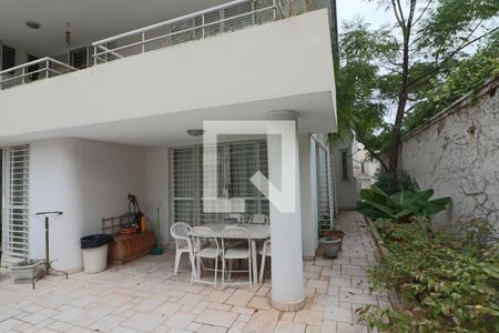 Casa à venda com 520m², 5 quartos e 7 vagas Casa à venda com 520m², 5 quartos e 7 vagasÁrea comum - Piscina