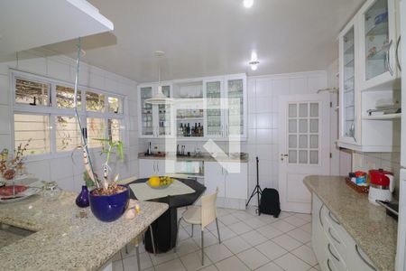 Casa à venda com 520m², 5 quartos e 7 vagas Casa à venda com 520m², 5 quartos e 7 vagasCozinha