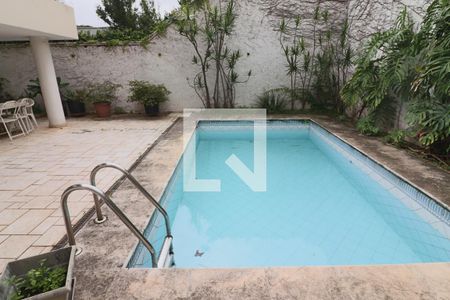 Casa à venda com 520m², 5 quartos e 7 vagas Casa à venda com 520m², 5 quartos e 7 vagasÁrea comum - Piscina