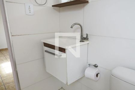 Banheiro de casa para alugar com 1 quarto, 20m² em Vila Carrão, São Paulo