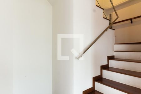 Escada de apartamento para alugar com 4 quartos, 311m² em Itaim Bibi, São Paulo