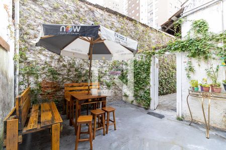 Casa à venda com 280m², 5 quartos e 2 vagas Casa à venda com 280m², 5 quartos e 2 vagasQuintal Casa 2