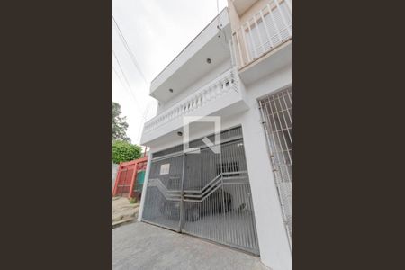 Casa à venda com 220m², 2 quartos e 2 vagas Casa à venda com 220m², 2 quartos e 2 vagasFachada