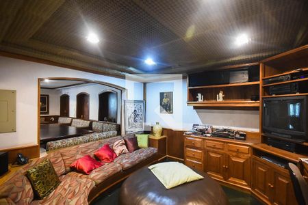 Casa à venda com 700m², 3 quartos e 6 vagas Casa à venda com 700m², 3 quartos e 6 vagasSalão