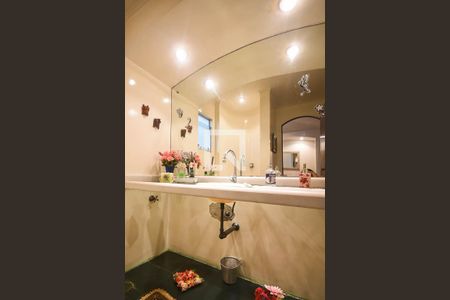 Casa à venda com 700m², 3 quartos e 6 vagas Casa à venda com 700m², 3 quartos e 6 vagasLavabo