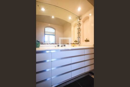 Casa à venda com 700m², 3 quartos e 6 vagas Casa à venda com 700m², 3 quartos e 6 vagasBanheiro suíte 2