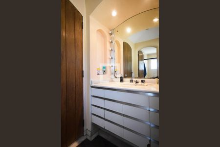 Casa à venda com 700m², 3 quartos e 6 vagas Casa à venda com 700m², 3 quartos e 6 vagasBanheiro suíte 1