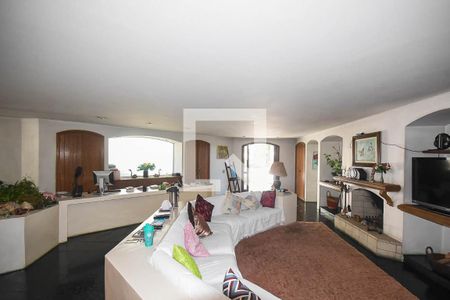 Casa à venda com 700m², 3 quartos e 6 vagas Casa à venda com 700m², 3 quartos e 6 vagasSala de tv do piso superior