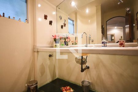 Casa à venda com 700m², 3 quartos e 6 vagas Casa à venda com 700m², 3 quartos e 6 vagasLavabo