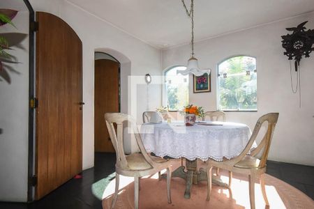 Casa à venda com 700m², 3 quartos e 6 vagas Casa à venda com 700m², 3 quartos e 6 vagasSala de almoço