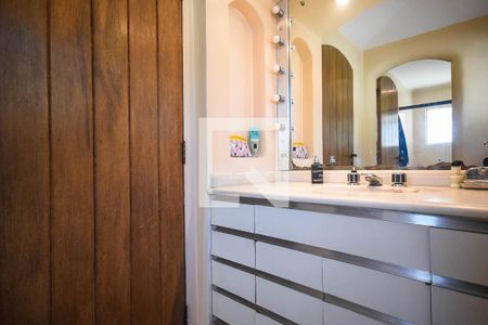 Casa à venda com 700m², 3 quartos e 6 vagas Casa à venda com 700m², 3 quartos e 6 vagasBanheiro suíte 1