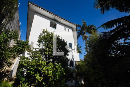 Casa à venda com 700m², 3 quartos e 6 vagas Casa à venda com 700m², 3 quartos e 6 vagasFachada fundos