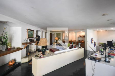 Casa à venda com 700m², 3 quartos e 6 vagas Casa à venda com 700m², 3 quartos e 6 vagasSala de tv do piso superior