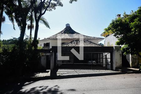 Casa à venda com 700m², 3 quartos e 6 vagas Casa à venda com 700m², 3 quartos e 6 vagasFachada