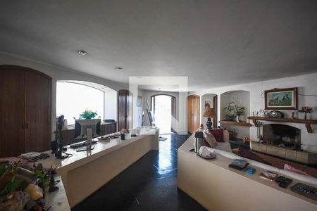 Casa à venda com 700m², 3 quartos e 6 vagas Casa à venda com 700m², 3 quartos e 6 vagasSala de tv do piso superior