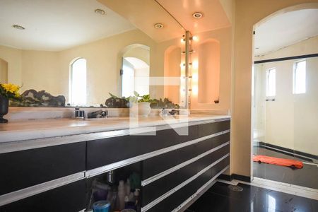 Casa à venda com 700m², 3 quartos e 6 vagas Casa à venda com 700m², 3 quartos e 6 vagasBanheiro suíte 3