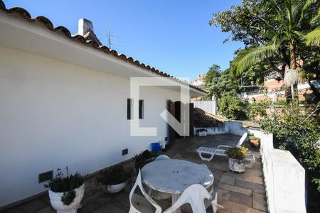 Casa à venda com 700m², 3 quartos e 6 vagas Casa à venda com 700m², 3 quartos e 6 vagasVaranda do piso superior