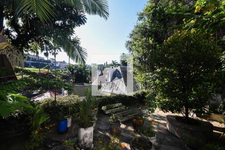 Casa à venda com 700m², 3 quartos e 6 vagas Casa à venda com 700m², 3 quartos e 6 vagasÁrea externa