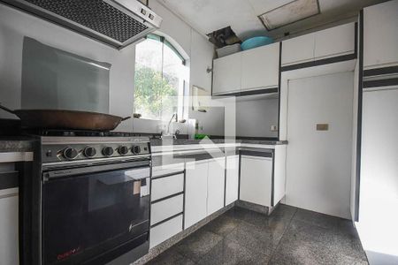 Casa à venda com 700m², 3 quartos e 6 vagas Casa à venda com 700m², 3 quartos e 6 vagasCozinha do salão