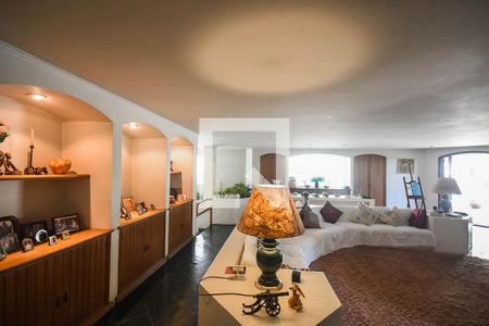 Casa à venda com 700m², 3 quartos e 6 vagas Casa à venda com 700m², 3 quartos e 6 vagasSala de tv do piso superior