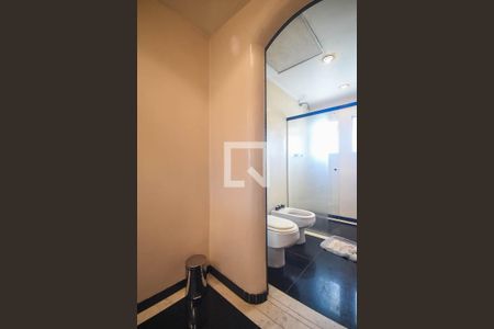 Casa à venda com 700m², 3 quartos e 6 vagas Casa à venda com 700m², 3 quartos e 6 vagasBanheiro suíte 2