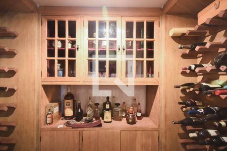 Casa à venda com 700m², 3 quartos e 6 vagas Casa à venda com 700m², 3 quartos e 6 vagasAdega