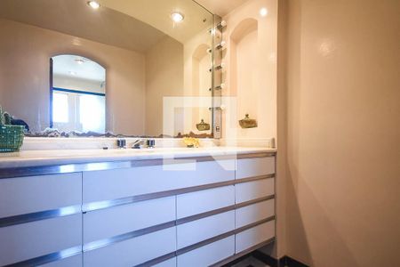 Casa à venda com 700m², 3 quartos e 6 vagas Casa à venda com 700m², 3 quartos e 6 vagasBanheiro suíte 2