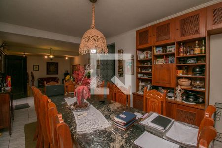 Casa à venda com 480m², 5 quartos e 8 vagas Casa à venda com 480m², 5 quartos e 8 vagasSala de Jantar