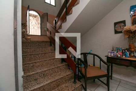 Casa à venda com 480m², 5 quartos e 8 vagas Casa à venda com 480m², 5 quartos e 8 vagasEscadas