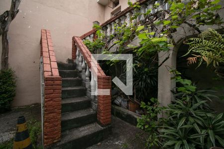 Casa à venda com 480m², 5 quartos e 8 vagas Casa à venda com 480m², 5 quartos e 8 vagasEscada edicula