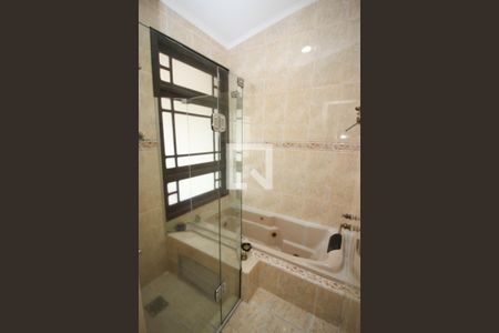 Casa de condomínio à venda com 367m², 4 quartos e 2 vagas Casa de condomínio à venda com 367m², 4 quartos e 2 vagasBanheiro da Suíte