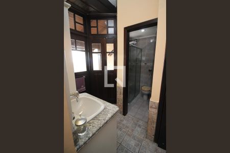 Casa de condomínio à venda com 367m², 4 quartos e 2 vagas Casa de condomínio à venda com 367m², 4 quartos e 2 vagasBanheiro 1