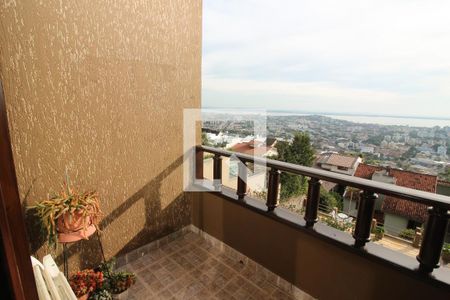 Casa de condomínio à venda com 367m², 4 quartos e 2 vagas Casa de condomínio à venda com 367m², 4 quartos e 2 vagasSacada da Sala de Jantar