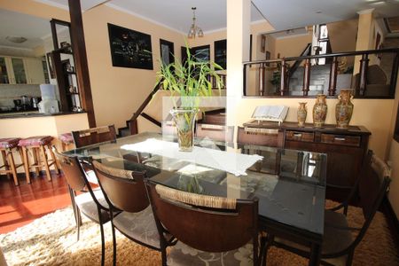 Casa de condomínio à venda com 367m², 4 quartos e 2 vagas Casa de condomínio à venda com 367m², 4 quartos e 2 vagasSala de Jantar