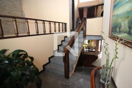 Casa de condomínio à venda com 367m², 4 quartos e 2 vagas Casa de condomínio à venda com 367m², 4 quartos e 2 vagasEscada