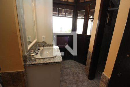 Casa de condomínio à venda com 367m², 4 quartos e 2 vagas Casa de condomínio à venda com 367m², 4 quartos e 2 vagasBanheiro 1