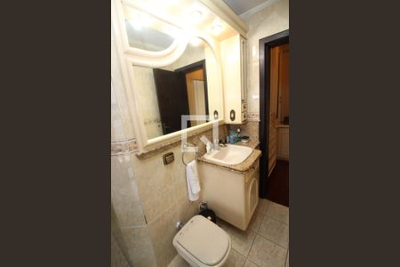 Casa de condomínio à venda com 367m², 4 quartos e 2 vagas Casa de condomínio à venda com 367m², 4 quartos e 2 vagasBanheiro da Suíte