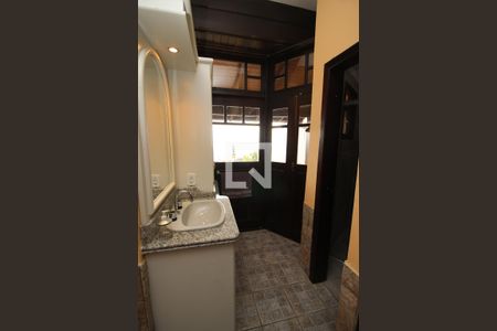 Casa de condomínio à venda com 367m², 4 quartos e 2 vagas Casa de condomínio à venda com 367m², 4 quartos e 2 vagasBanheiro 1