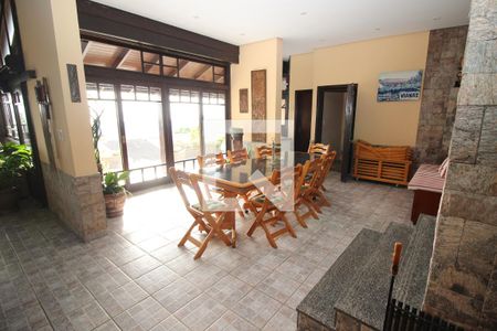 Casa de condomínio à venda com 367m², 4 quartos e 2 vagas Casa de condomínio à venda com 367m², 4 quartos e 2 vagasvaranda