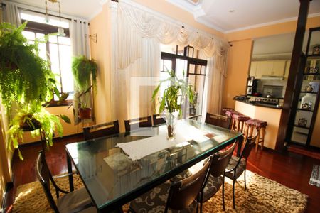 Casa de condomínio à venda com 367m², 4 quartos e 2 vagas Casa de condomínio à venda com 367m², 4 quartos e 2 vagasSala de Jantar