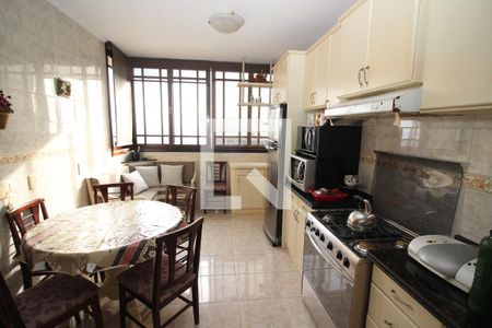 Casa de condomínio à venda com 367m², 4 quartos e 2 vagas Casa de condomínio à venda com 367m², 4 quartos e 2 vagasCozinha