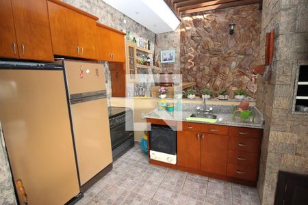 Casa de condomínio à venda com 367m², 4 quartos e 2 vagas Casa de condomínio à venda com 367m², 4 quartos e 2 vagasvaranda