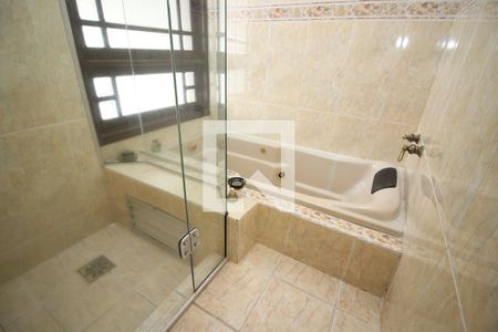 Casa de condomínio à venda com 367m², 4 quartos e 2 vagas Casa de condomínio à venda com 367m², 4 quartos e 2 vagasBanheiro da Suíte