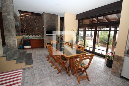 Casa de condomínio à venda com 367m², 4 quartos e 2 vagas Casa de condomínio à venda com 367m², 4 quartos e 2 vagasvaranda