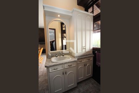 Casa de condomínio à venda com 367m², 4 quartos e 2 vagas Casa de condomínio à venda com 367m², 4 quartos e 2 vagasBanheiro 1