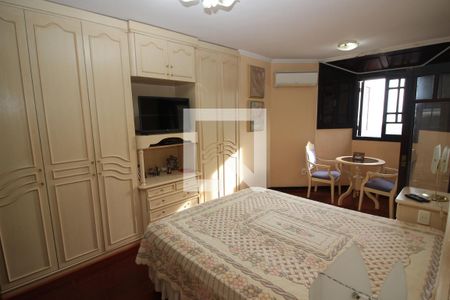 Casa de condomínio à venda com 367m², 4 quartos e 2 vagas Casa de condomínio à venda com 367m², 4 quartos e 2 vagasQuarto Suíte