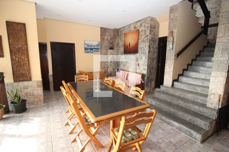 Casa de condomínio à venda com 367m², 4 quartos e 2 vagas Casa de condomínio à venda com 367m², 4 quartos e 2 vagasvaranda