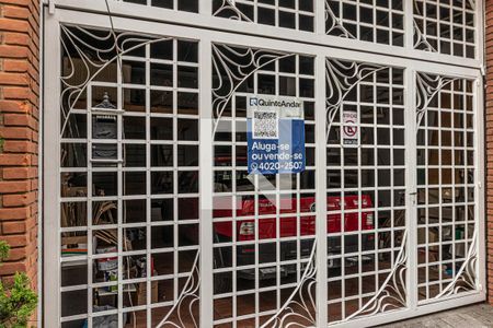 Casa à venda com 742m², 4 quartos e 2 vagas Casa à venda com 742m², 4 quartos e 2 vagasFachada