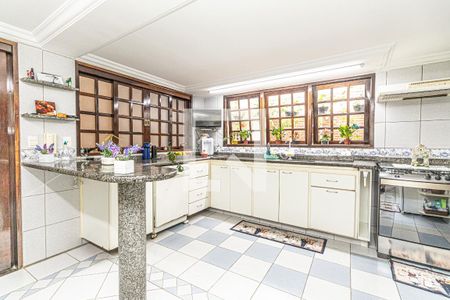 Casa à venda com 742m², 4 quartos e 2 vagas Casa à venda com 742m², 4 quartos e 2 vagasCozinha